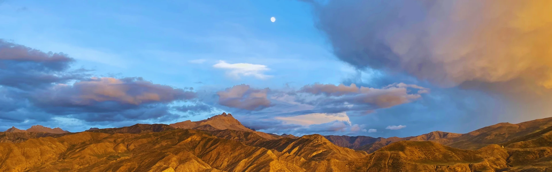Vie of mountains in Saribung Pass Trekking in Upper Mustang Nepal
