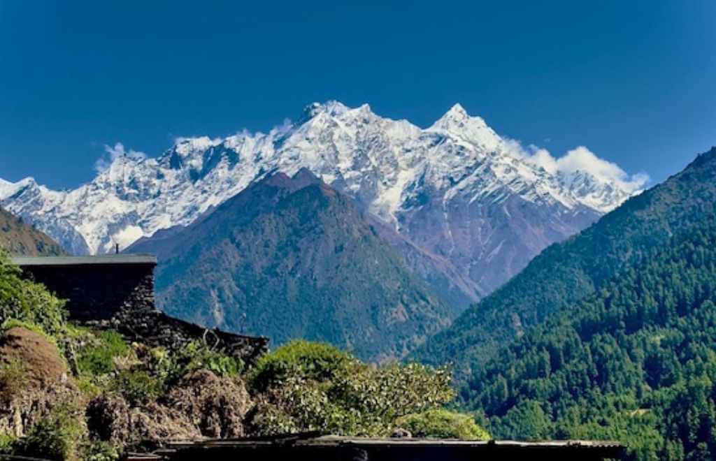 mount manaslu in manaslu circuit trek