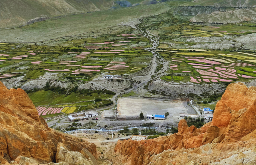 raditional Tibetan-influenced village of Lo Manthang on Upper Mustang trekking route near Saribung Pass